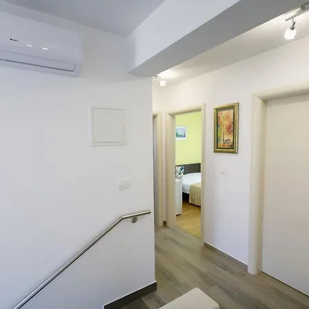 Дом отдыха Family Friendly House With A Swimming Pool Kastel Stari, - 15531 Каштела