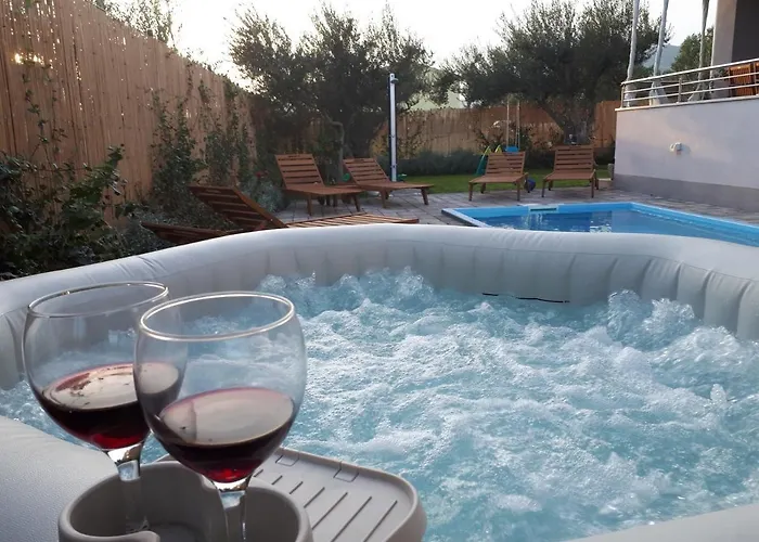 Family Friendly House With A Swimming Pool Kastel Stari, - 15531 بيت للعطل