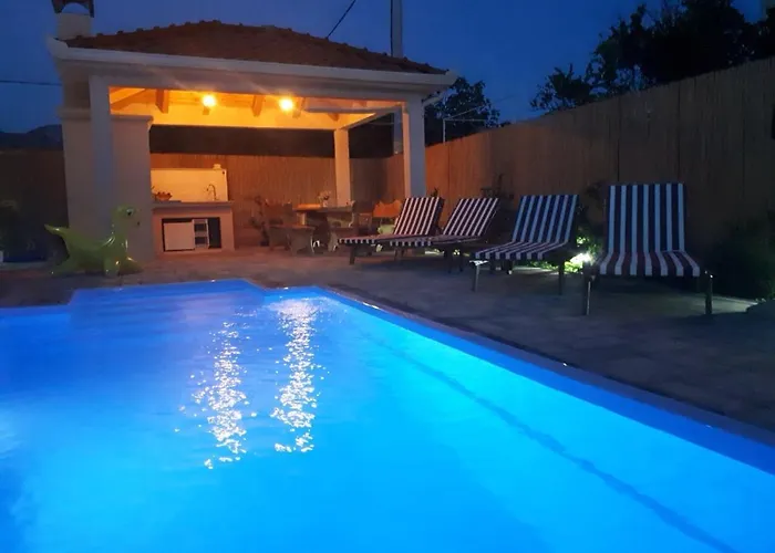 Family Friendly House With A Swimming Pool Kastel Stari, - 15531 بيت للعطل