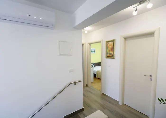 بيت للعطل Family Friendly House With A Swimming Pool Kastel Stari, - 15531 Kaštela